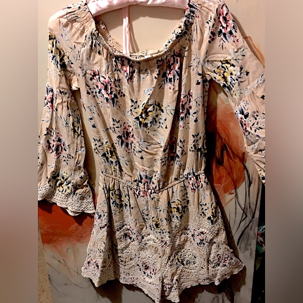 NWOT ELEGANT OFF SHOULDER FLORAL & LACE ROMPER